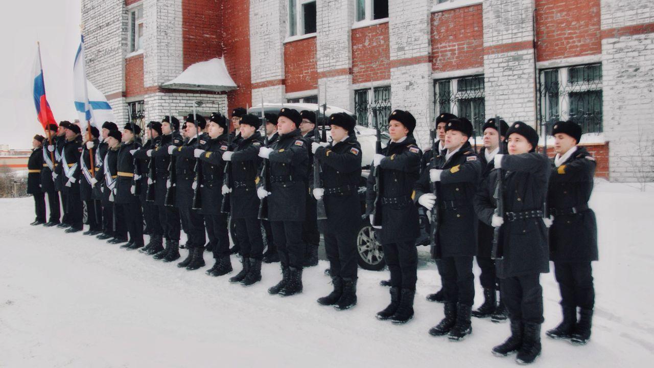 Военнослужащие Северного флота поздравили труженицу тыла из Полярного с 95-летием 